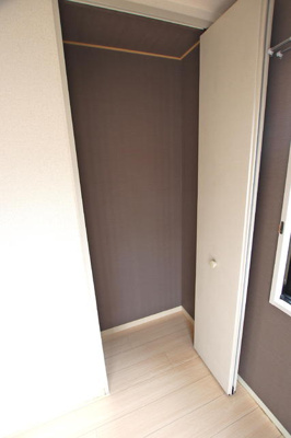 【洋室にはちょっとした収納♪】