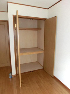 収納は間口あり便利です
