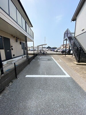 ドエル穴川の駐車場