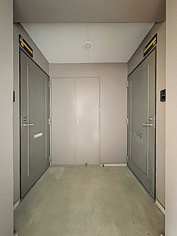 ＷＥＳＴ１の玄関|左が402号室です