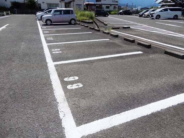 ビレッジハウス松山上野4号棟の駐車場