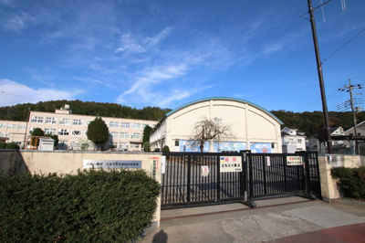 八王子市立加住小中学校まで2500ｍ