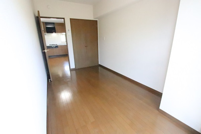 【洋室5.6帖】　角部屋・年中快適なエアコン付き★
