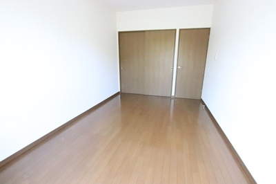 【洋室6帖】　収納豊富な物入付きのお部屋★