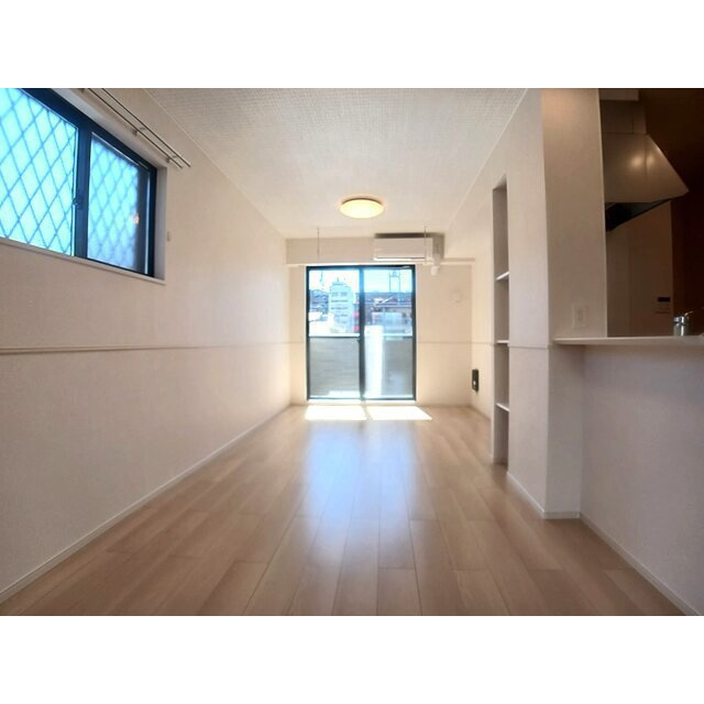 岐阜市岩栄町１丁目のアパートの居間・リビング