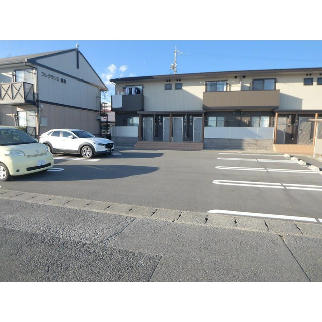 ワイズコートの駐車場