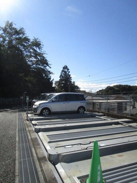 グランドヒルズ横浜の駐車場