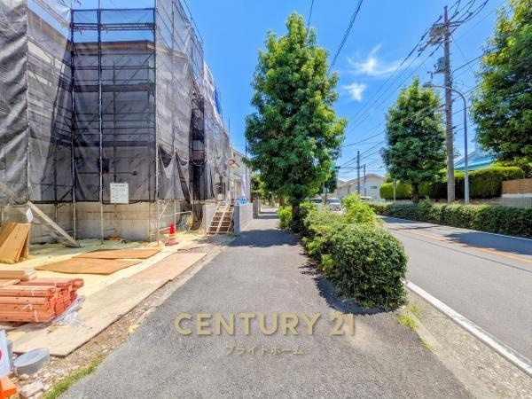 横浜市栄区本郷台１丁目の新築一戸建の前面道路含む現地写真|陽当りの良さが伝わります。
是非一度、現地へ起こしください。

