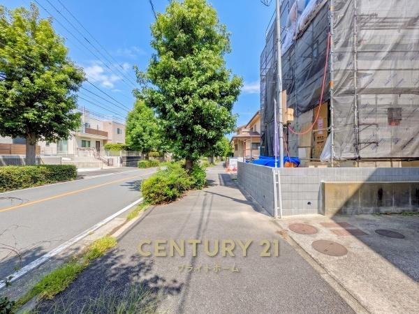 横浜市栄区本郷台１丁目の新築一戸建の前面道路含む現地写真|前面道路が広いので、安心して駐車可能です！
是非現地へお越しください。