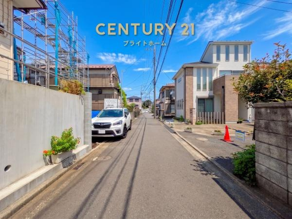 横浜市戸塚区汲沢町の新築一戸建の前面道路含む現地写真|車通りが少ない為、小さなお子様にも安心です。
是非一度、現地へ起こしください。