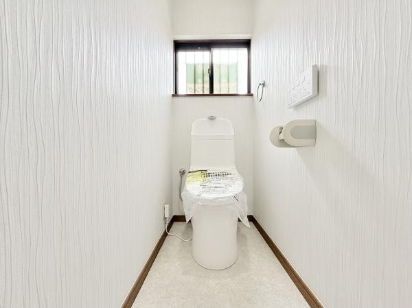 【トイレ】 | 窓があるので、換気しやすく匂いもこもりません♪暗くなりがちなトイレも明るいですよ♪