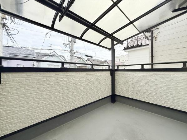 【バルコニー】 | 太陽の光と爽やかな風を受けたお洗濯物はあっという間に乾き、取りこむ時には太陽の匂いを感じられそうですね♪