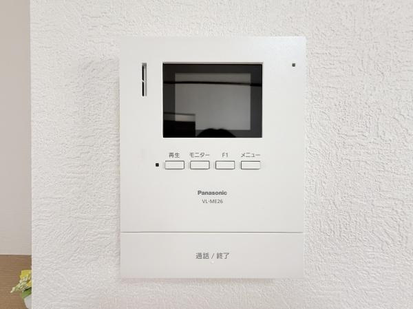 【内装】 | お子様のお留守番にも安心なＴＶモニタ付インターホン。
大切なご家族と住まいを守るホームセキュリティ付が、安心な生活をサポートします。