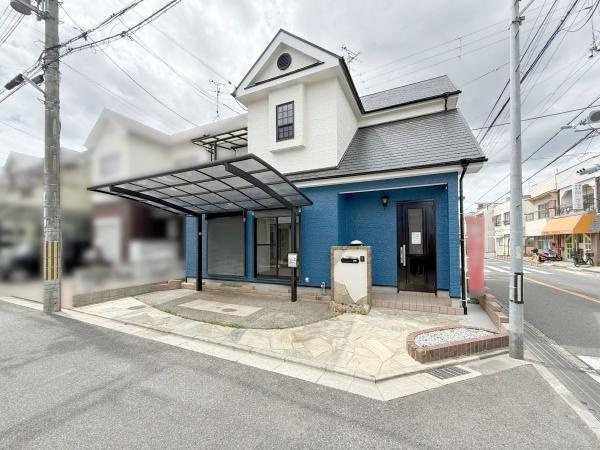 【前面道路含む現地写真】 | 低層の一戸建てを中心とした街並みが整然と続き、周辺は高い建物が建っていないので、採光や開放性に恵まれる環境です。