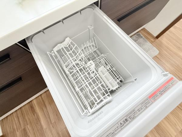 【キッチン】 | 食器洗乾燥機付きで家族の食器もピカピカ。後片付けもラクラクこなせて、日々の生活には欠かせない便利設備。環境にもママの手にも優しいのがうれしいですね。