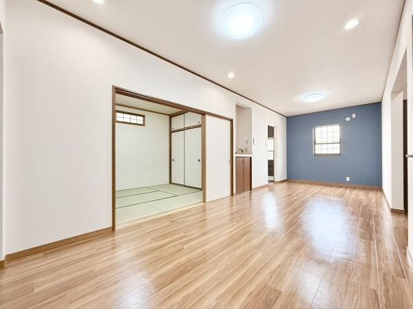 【居間・リビング】 | ここにはみんなが集い、食事と楽しい会話が始まる。話に夢中になりすぎて、ついつい時を忘れてしまう。そんな束の間の幸せを感じさせてくれる場所。