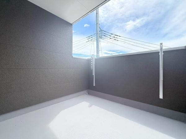 横浜市栄区小菅ケ谷２丁目の新築一戸建のバルコニー|リビングに面しているバルコニーです！ご家族分の洗濯物が干せて屋根があるので急な天候の変化があっても安心ですね！