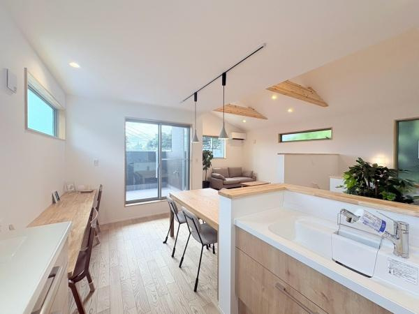 横浜市栄区小菅ケ谷２丁目の新築一戸建の居間・リビング|キッチン側から見たリビングです！