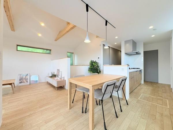 横浜市栄区小菅ケ谷２丁目の新築一戸建の居間・リビング|生活動線も考えれた間取りです！２階リビングの為まわりの目も気にせず就寝までずっといたくなる空間です！