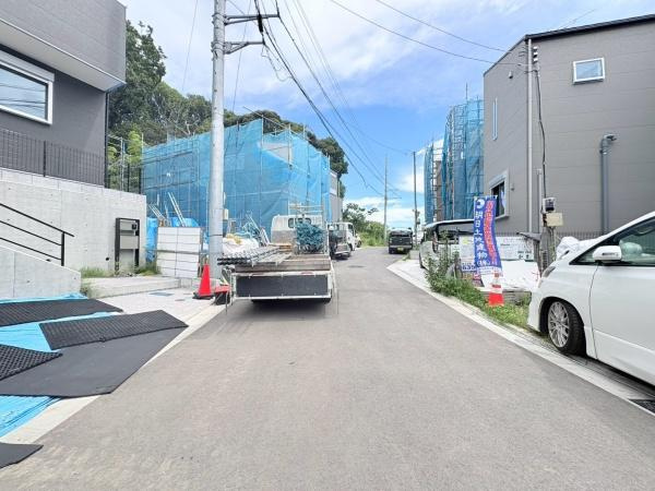 横浜市栄区小菅ケ谷２丁目の新築一戸建の前面道路含む現地写真|前面道路は広さがあり車の通りが少ないので駐車の出入りがしやすいです。