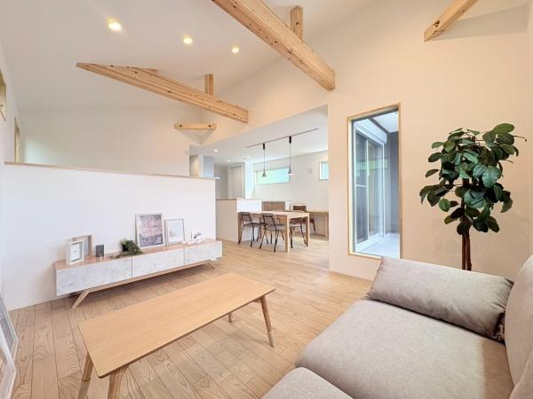 横浜市栄区小菅ケ谷２丁目の新築一戸建の居間・リビング|LDK20.5帖です！天井が高く窓も多く開放感あるリビングになっています。