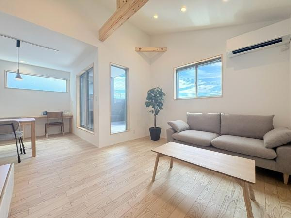 横浜市栄区小菅ケ谷２丁目の新築一戸建の居間・リビング|日中は電気がなくても明るいです。家具が置いてあるのでイメージが湧きやすいですね。