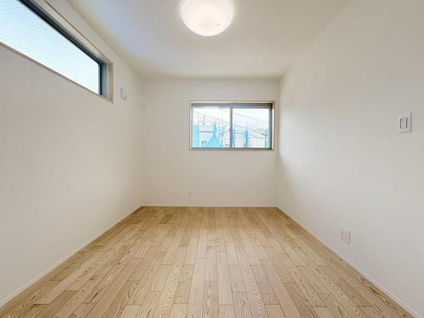 横浜市栄区小菅ケ谷２丁目の新築一戸建の寝室|寝室5.75帖！ベッドを置いても充分なスペースがあります！