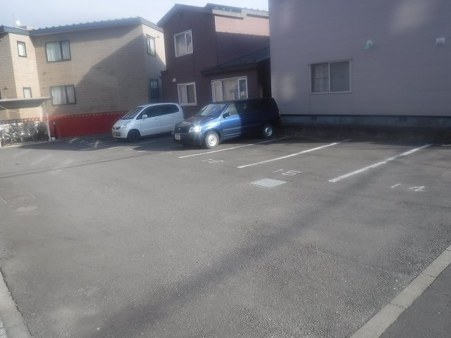 レオパレスエルナトの駐車場