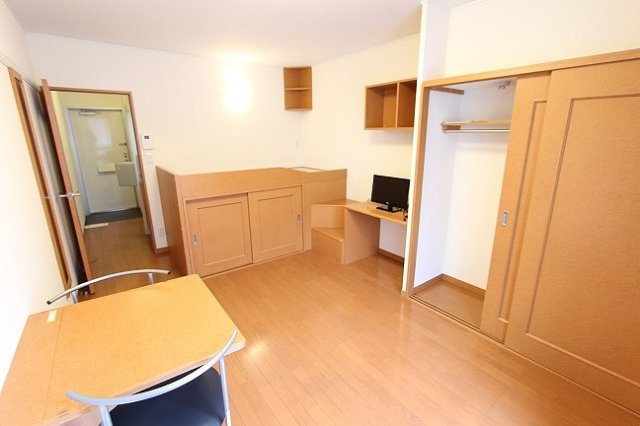 レオパレスアルト山手の居間・リビング|居室：１Fはフローリング　2Fは絨毯