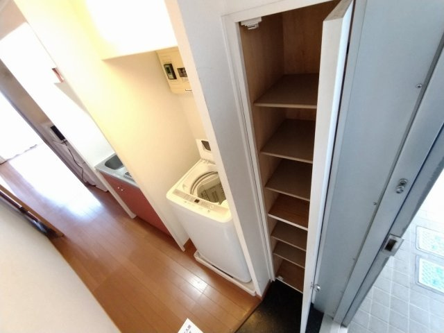レオパレスフローレンスの玄関|シューズボックス
