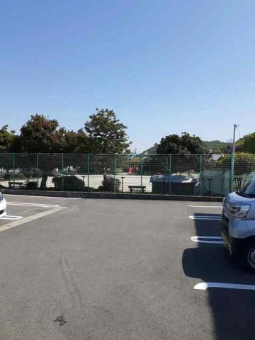 メゾン・リヴィエールの駐車場
