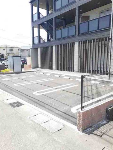 サンモール　鶴島の駐車場