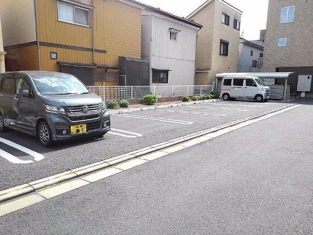 リヴェールの駐車場
