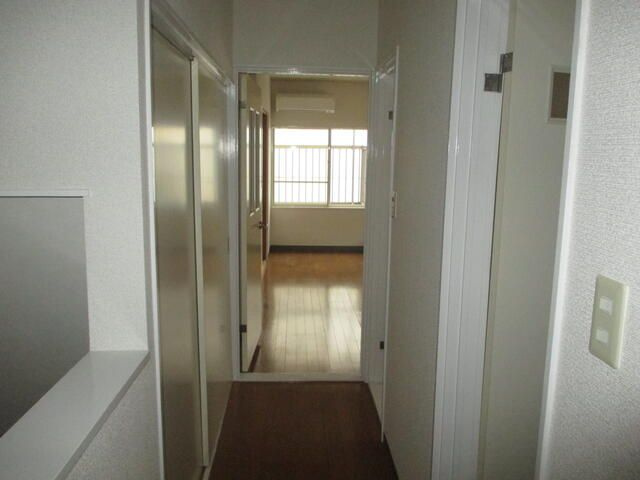 めぐみ屋ビルの玄関