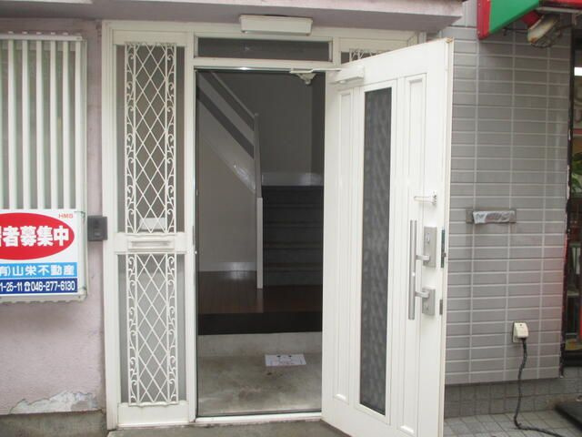 めぐみ屋ビルの玄関