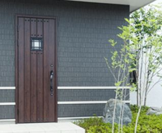 【構造・工法・仕様】 | ☆☆☆新築分譲　郡山市安積町笹川中ノ渡戸TE　全２棟－ラスト１棟！！ | 断熱ドア
窓の断熱に加えて、玄関ドアの断熱性能を高めることで、住宅全体の断熱性能を向上させ、温度差の少ない快適な住まいで、消費エネルギーとCO2を効果的に削減します。
