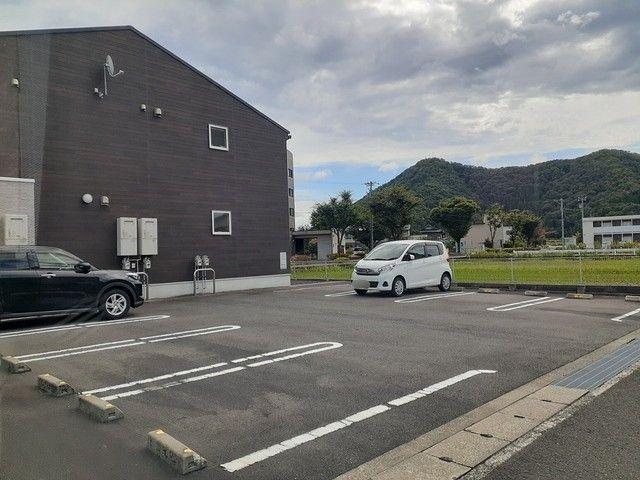 ブランカーサ千福の駐車場