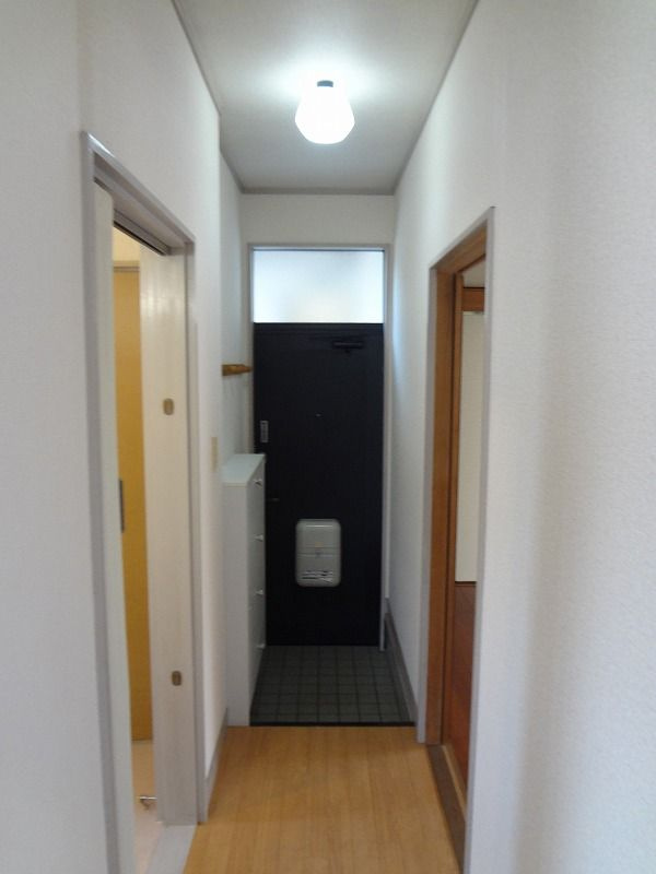 ハイツアベニールの玄関