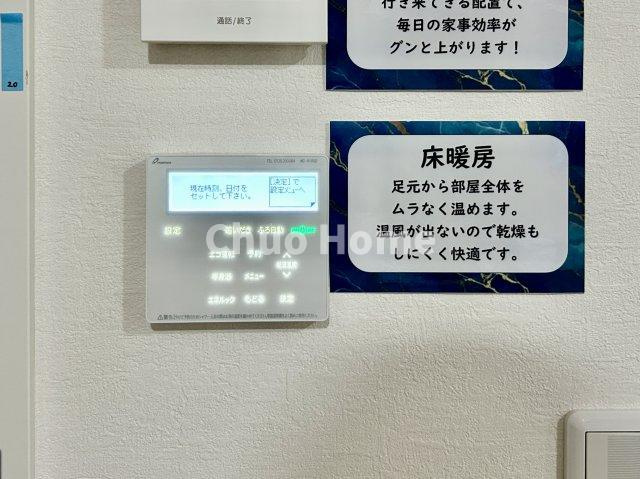 江戸川区大杉5丁目新築分譲住宅の冷暖房・空調設備|【床暖房】冬は足元から暖めてくれる床暖房はエアコンとは違って埃が舞いませんので健康にも良さそうですね。