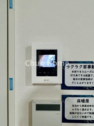 江戸川区大杉5丁目新築分譲住宅のセキュリティ|【モニターホン】誰が来たかすぐにわかるカラーモニター付きインターホン。通話ボタンを押すまでは室内の音は漏れていませんので相手を確かめてから応対できます。