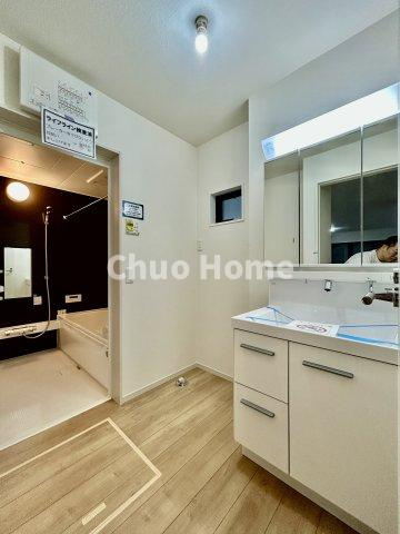 江戸川区大杉5丁目新築分譲住宅のランドリースペース|【ランドリースペース】担当者がスケールを持ち歩いておりますので、ご見学時には現在お使いの洗濯機などがきちんと収まるかなどもチェックして下さい。見学前に測っておくと非常に便利だと思います。