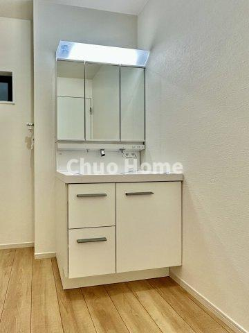 江戸川区大杉5丁目新築分譲住宅の独立洗面台|【洗面化粧台】洗面化粧台には三面鏡を採用。身だしなみを整えやすい事はもちろんですが、鏡の後ろに収納スペースを設ける事により、散らかりやすい洗面スペースをすっきりさせる事が出来るのも嬉しいですね