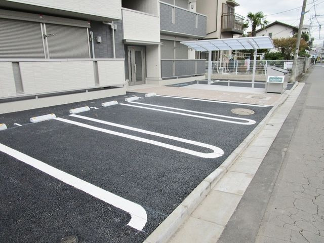 メルディア・エルユの駐車場