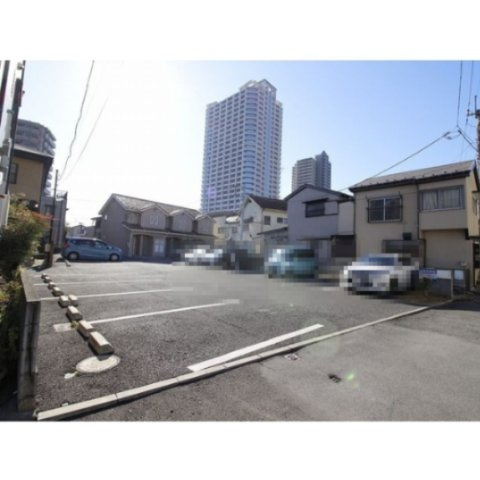 アスピリア チタの駐車場
