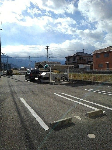 ベル・ラトーレＢの駐車場