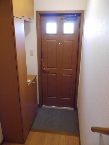 グリーンパレスＢの玄関|収納もある玄関です