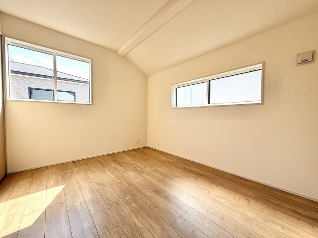 あきる野市平沢　2号棟の洋室|【5.25帖】明るい日差しが差し込む清潔感のある居室。子供部屋や書斎など多目的に活用できます。