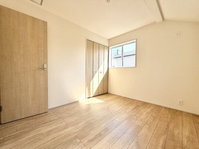 あきる野市平沢　2号棟の洋室|【5.25帖】明るい日差しが差し込む清潔感のある居室。子供部屋や書斎など多目的に活用できます。