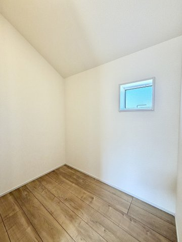 あきる野市平沢　2号棟の収納|季節家電や大型荷物もすっきり収まる納戸。住空間を広く保てる便利な収納スペースです。 