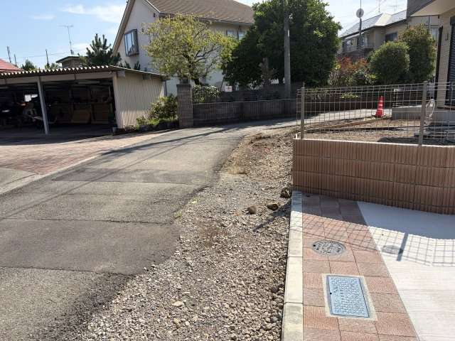 あきる野市平沢　2号棟の前面道路含む現地写真|前面道路は車どおりが少なく、車庫入れもスムーズ。運転の苦手な方も安心です。